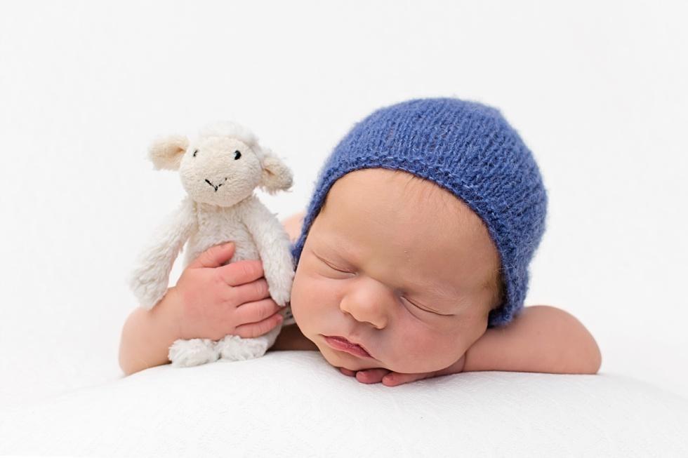 What should I bring to my newborn photoshoot?